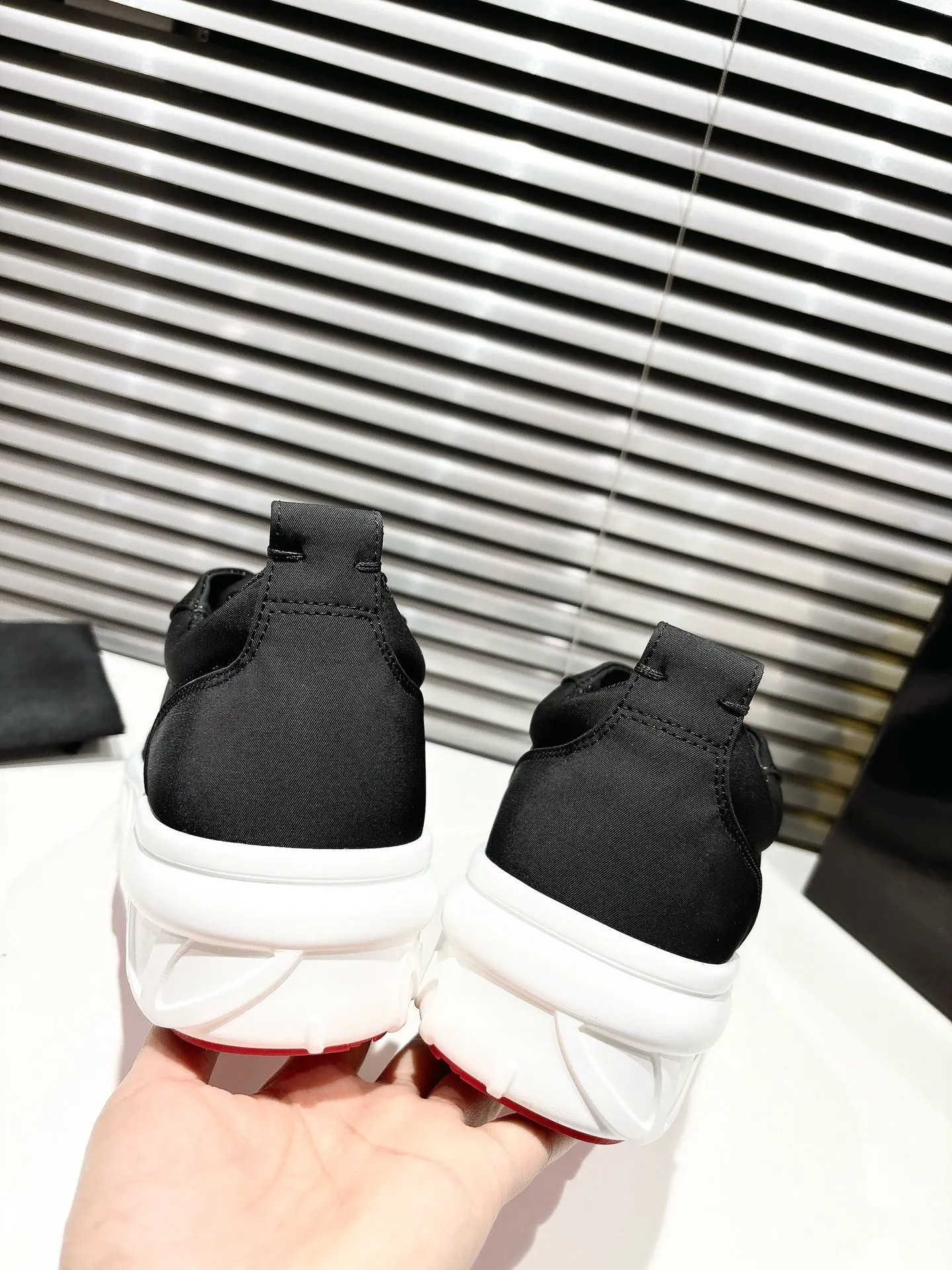👟👟Ex-factory price 640👟👟 ╔Low-top canvas thick-soled sneakers-black╗ ·Top version customization·2025𝐬𝐬 𝑪𝒉𝒓𝒊𝒔𝒕𝒊𝒂𝒏 𝑳𝒐𝒖𝒃𝒐𝒖𝒕𝒊𝒏 Maison Christian Louboutin Choukario low-top sneakers with an urban feel. Featuring laces and a heel tab at the top, this sneaker is made entirely of Smoke Gray nylon for a softer construction. It features an embossed sole made of environmentally friendly biosourced EVA. ▪️No matter the last type, fabric, diamonds, nails, lining, outsole, it is as close as possible to ZP... ▪️The original sole is specially provided by the original factory ▪️The lining is imported water-dyed cowhide ▪���Private customization time is about 3-7 days —————— Size: Men's 39M-46M